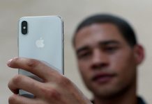 Por que o iPhone "inverte" fotos com a câmera frontal?